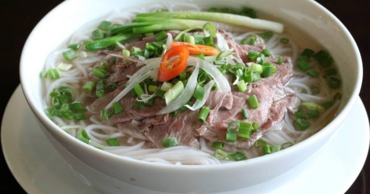 Học lỏm cách nấu phở bò Hà Nội từ đầu bếp nhà hàng 5 sao ngon quên sầu
