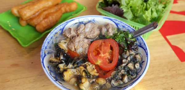 Bật mí công thức nấu bún quán bún ốc sườn cô Sáu thơm ngon “quên lối về”