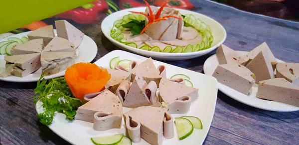 Cách thái giò chả đẹp mắt, trang trí mâm cỗ các bạn nên biết